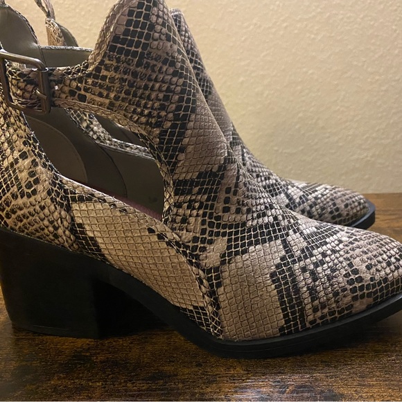 Brand new MIA ankle boots with cutouts - Picture 3 of 5